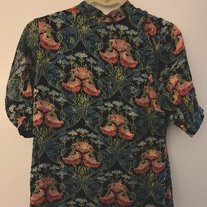 NWT Anthropologie Mock Neck floral Womens Blouse with gold foil detail. Size S